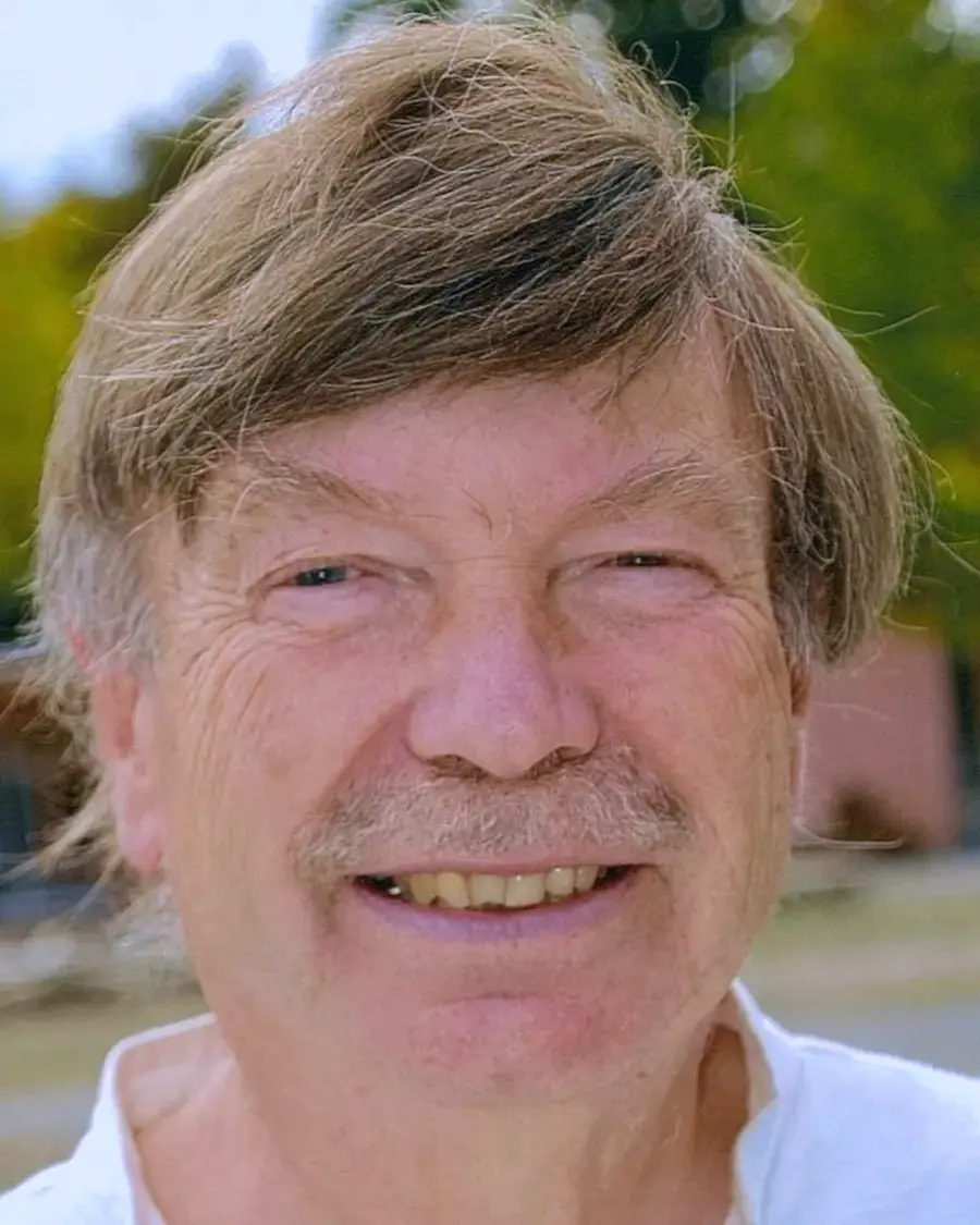 Hans Hermsen im Freien, Herbstlaub im Hintergrund