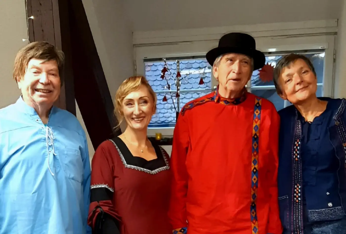 Vier Menschen nebeneinander im Standesamt Maulbronn: Hans Hermsen im hellblauen Hemd, Heidemarie im roten Kleid, Norbert im roten Hemd mit Hut, Aika in blauer Jacke