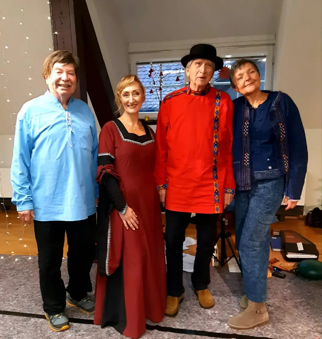 Dieselbe Gruppe in ganzer Gestalt: Hans Hermsen, Heidemarie, Norbert und Aika in ihrer Kleidung für die Märchenveranstaltung
