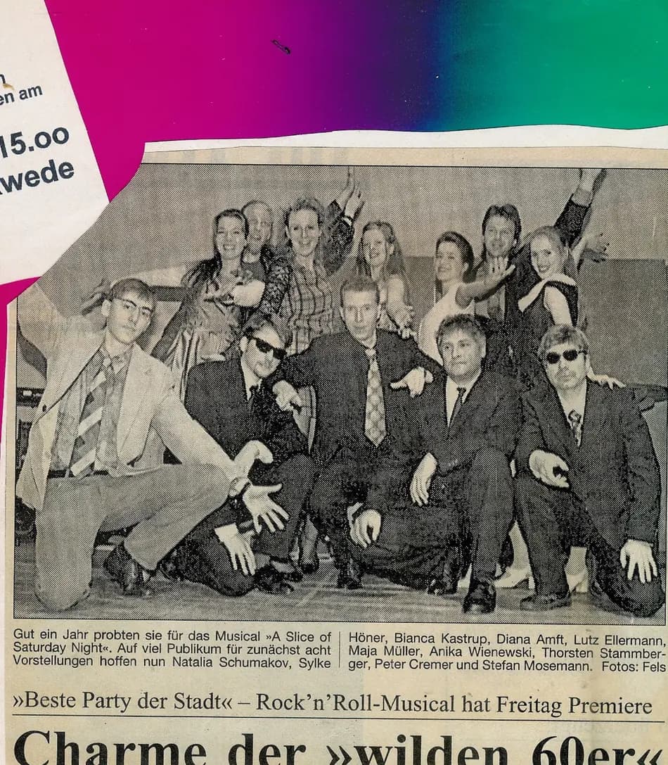 Zeitungsausschnitt mit dem Ensemble von „A Slice of Saturday Night“ in Anzügen und Sonnenbrillen, Überschrift „Charme der wilden 60er“