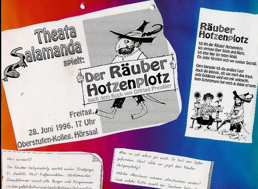 Aufgeklebtes Plakat: „Theata Salamanda spielt: Der Räuber Hotzenplotz nach dem Buch von Otfried Preußler“, daneben der Liedtext des Räubers