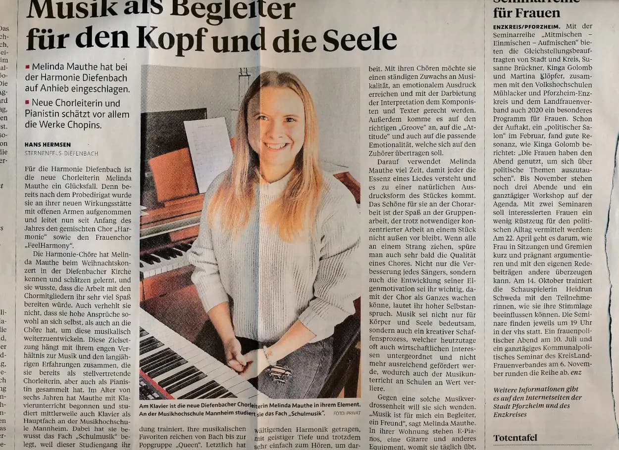 Zeitungsseite mit der Überschrift „Musik als Begleiter für den Kopf und die Seele“ über die neue Chorleiterin Melinda Mauthe am Klavier